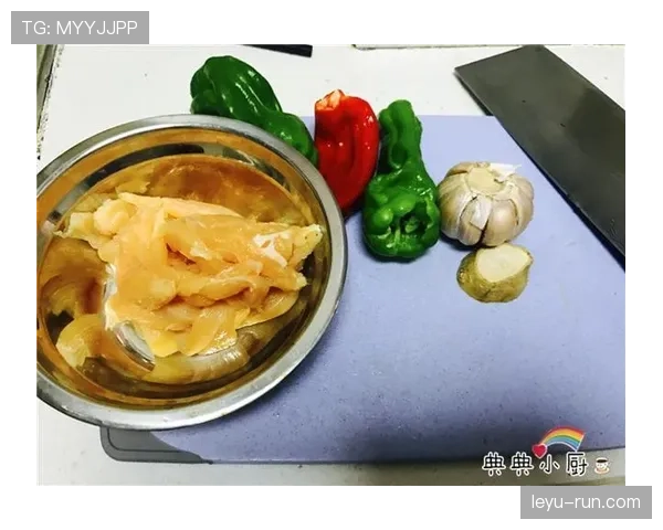 刘洋训练完直接啃生鸡胸肉，这自律看得我饭都吃不香了