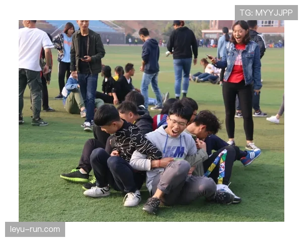 施洋那生活节奏完全反着来,这赛场上拼命,私下却像脱缰野马!